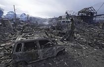 Japonya'nın Ishikawa vilayetine bağlı Wajima kentinde 2 Ocak 2024 Salı günü meydana gelen şiddetli depremin ardından çıkan yangında yanmış bir araba ve enkaz 