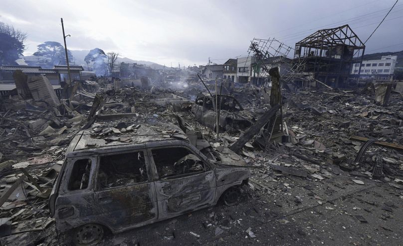 سيارة محترقة وحطام بعد حريق أعقب زلزالاً قوياً في واجيما، محافظة إيشيكاوا، اليابان- الثلاثاء، 2 يناير 2024