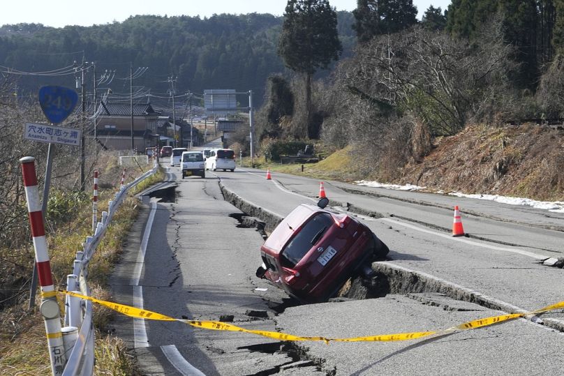 سيارة محاصرة في طريق منهار جزئياً بسبب زلزال قوي بالقرب من مدينة أناميزو بمحافظة إيشيكاوا -الثلاثاء، 2 يناير 2024.