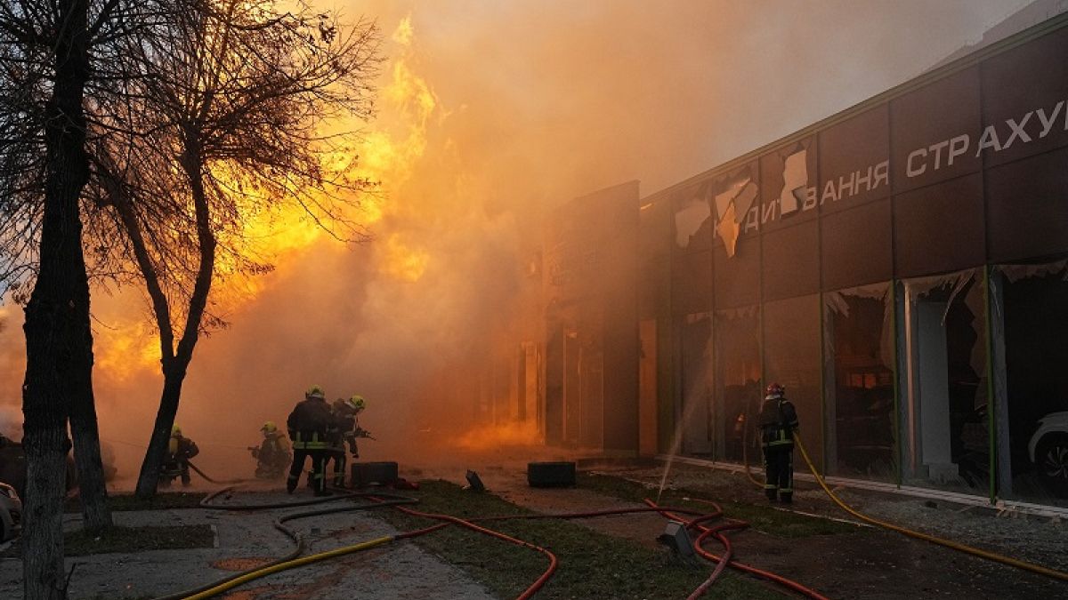 Los bomberos tratan de apagar un incendio en un edificio alcanzado por un ataque ruso en Kiev este martes 2 de enero