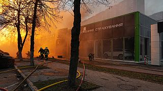 Ein Gebäude in Kiew steht nach Luftangriff in Flammen am 2.2.24