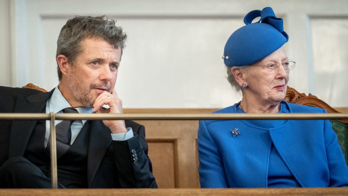 ملكة الدنمارك مارغريت وولي العهد الأمير فريدريك خلال افتتاح البرلمان في كريستيانسبورغ في كوبنهاغن. 2023/10/03