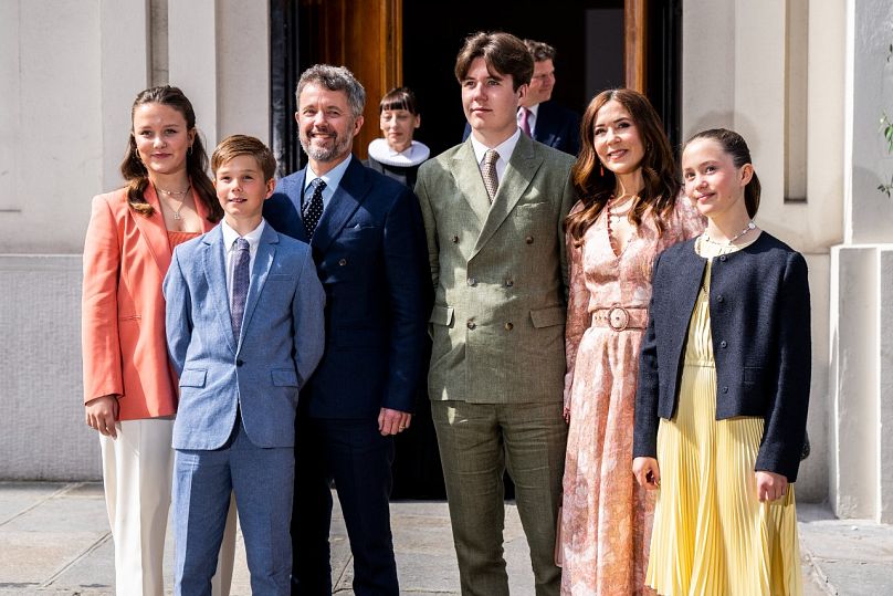 الأمير فريدريك مع زوجته وأبنائه الأربعة في باريس. 2023/05/18