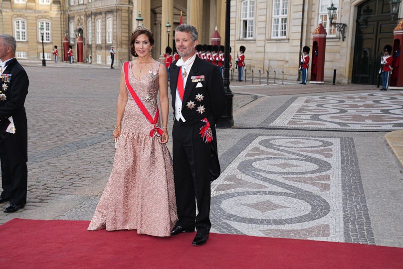 الأمير فريدريك والأميرة ماري يصلان لتناول العشاء في قلعة أمالينبورغ في كوبنهاغن. 2023/06/15