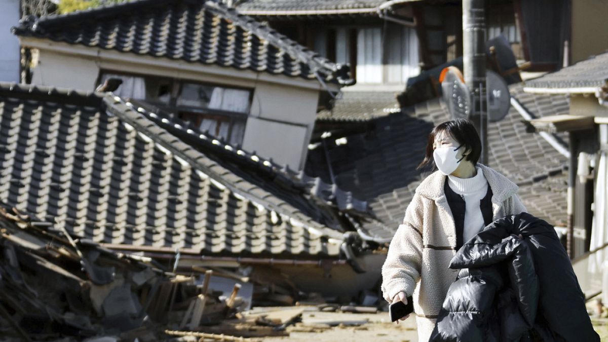 Şiddetli depremde çok sayıda ev zarar gördü