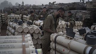 Tankok, lőszerek az izraeli haderő egyik Gázához közeli telepén