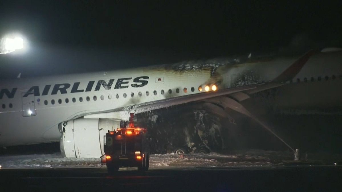 Avião incendeia-se na pista de aterragem do aeroporto de Tóquio
