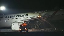 اندلاع النيران بطائرة على مدرج مطار هانيدا الدولي فى طوكيو
