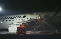 اندلاع النيران بطائرة على مدرج مطار هانيدا الدولي فى طوكيو