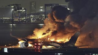 Un avión de Japan Airlines envuelto en llamas en la pista del aeropuerto de Haneda este martes 2 de enero de 2024