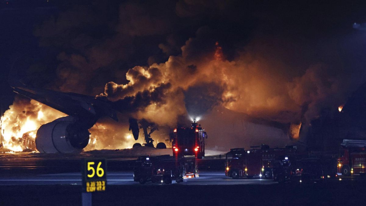 Avião comercial da Japan Airlines foi consumido pelas chamas na pista do aeroporto de Haneda, em Tóquio
