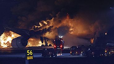 Un avion de Japan Airlines en feu sur une piste de l'aéroport Haneda de Tokyo, le 2 janvier 2024. 