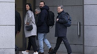 La futbolista española Jenni Hermoso, vestida con un abrigo gris, llega a los juzgados de la Audiencia Nacional en Madrid, el martes 2 de enero de 2024.