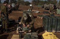 سربازان اسرائیلی در حال جابه‌جایی مهمات در منطقه‌ای در مرز نوار غزه در جنوب اسرائیل به تاریخ دوم ژانویه ۲۰۲۴