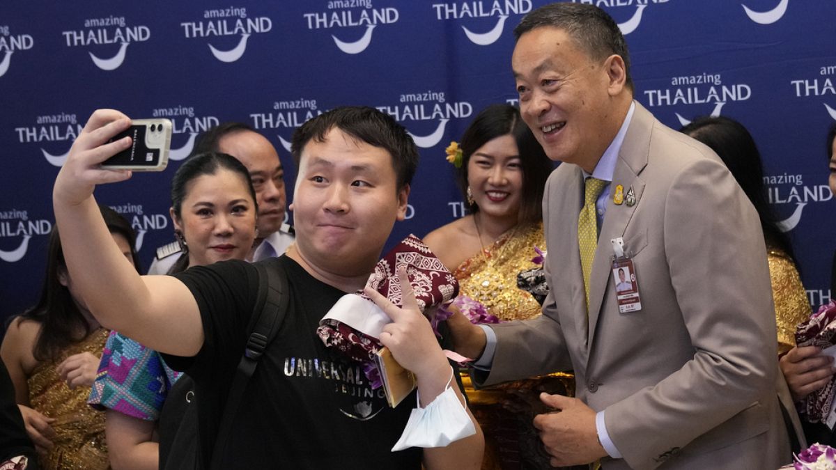 Çinli turistler Tayland Başbakanı Srettha Thavisin ile fotoğraf çekiliyor