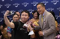 Çinli turistler Tayland Başbakanı Srettha Thavisin ile fotoğraf çekiliyor