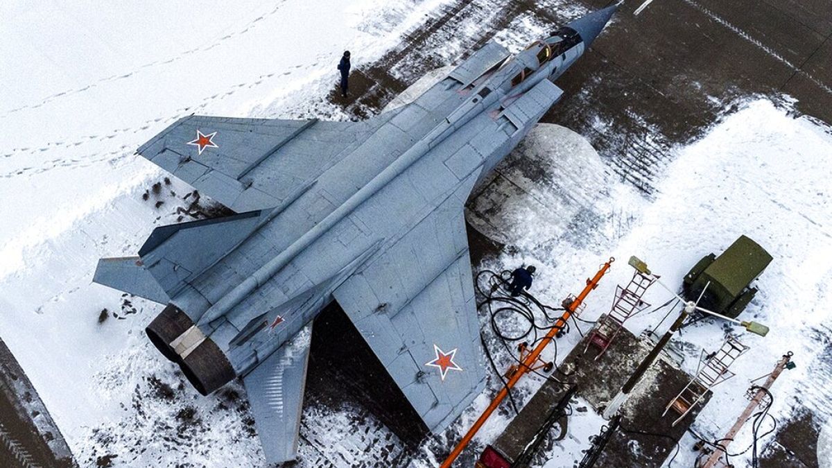 Az orosz légierő egyik MiG-31-es vadászgépe felszálláshoz készül egy légi bázison 2022. február 14-én