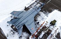 Az orosz légierő egyik MiG-31-es vadászgépe felszálláshoz készül egy légi bázison 2022. február 14-én