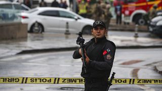شرطي تركي يقف في أحد شوارع أنقرة إثر وقوع تفجير. 2023/10/01