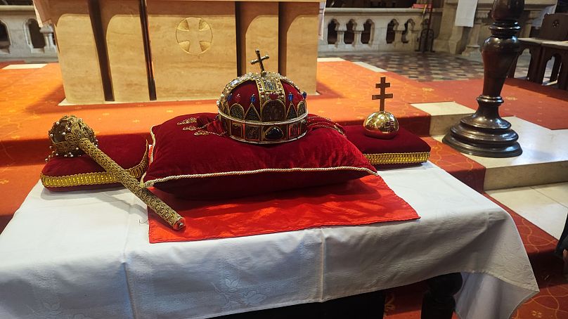 A szent korona, az országalma és a jogar másolatát is kiállították a Mátyás-templomban az eseményen