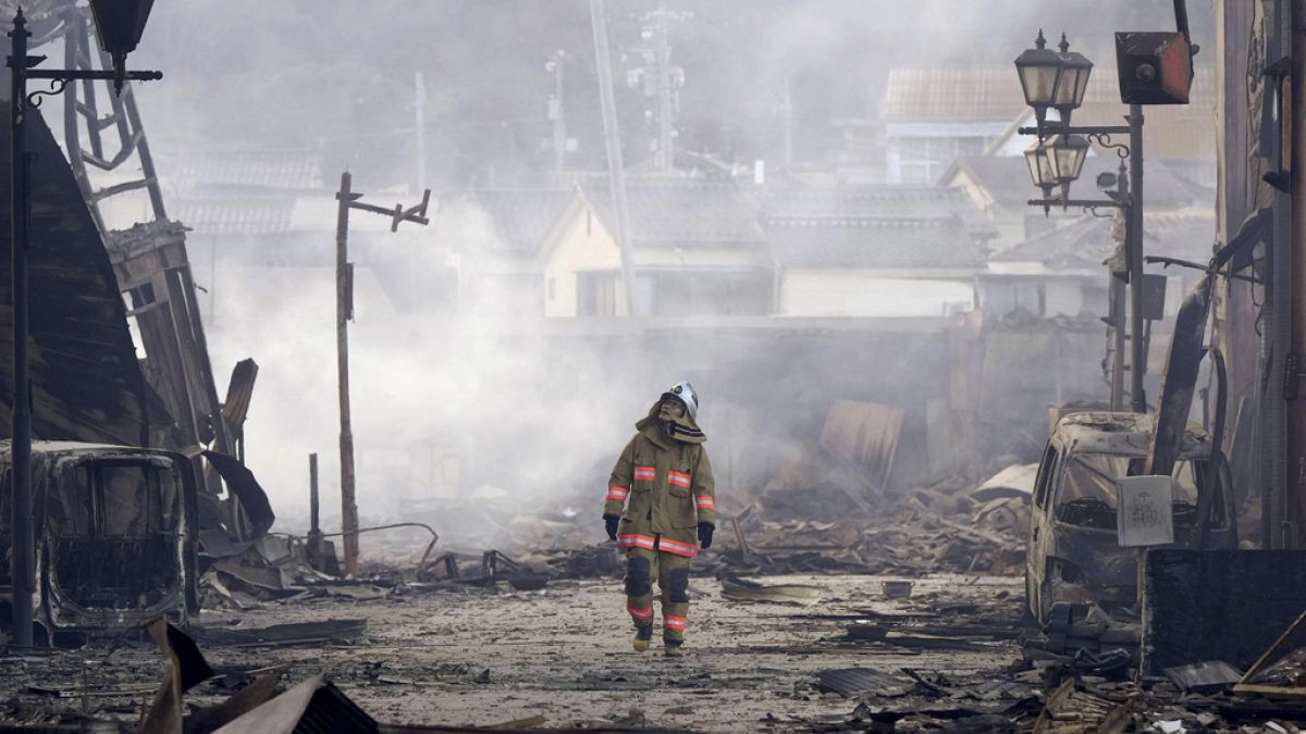 Städte an der japanischen Westküste liegen nach den starken Erdbeben in Trümmern.