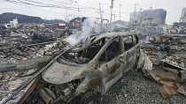 Un bombero camina entre los escombros y los restos de un mercado que se incendió tras el terremoto del 1 de enero en la localidad de Wajima, prefectura de Ishikawa, Japón.