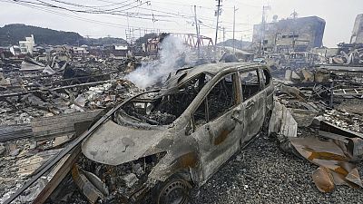 Un bombero camina entre los escombros y los restos de un mercado que se incendió tras el terremoto del 1 de enero en la localidad de Wajima, prefectura de Ishikawa, Japón.