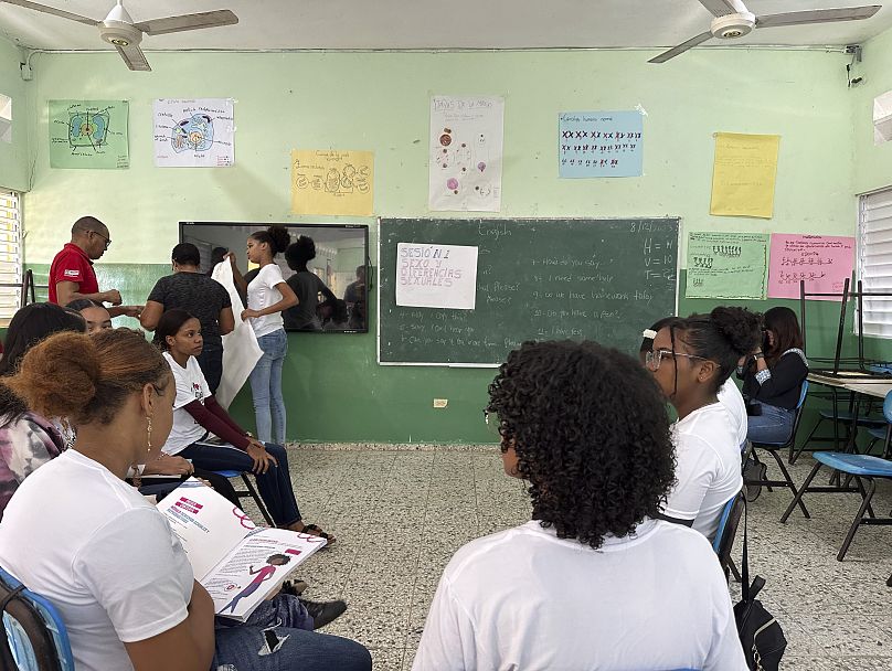 يجتمع أعضاء نادي المراهقين لحضور جلسة تعليمية جنسية تدرسها المتطوعة مارسيا غونزاليس