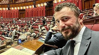 Emanuele Pozzolo az olasz törvényhozás üléstermében