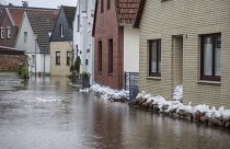 Aller Nehri'nin taşkın suları 1 Ocak 2024 Pazartesi günü Almanya'nın eski Verden kentindeki bir caddede hâlâ duruyor.