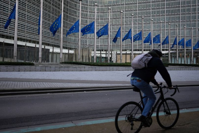 Félárbocon az uniós zászlók a brüsszeli Berlaymont-palota előtt Jacques Delors emlékére