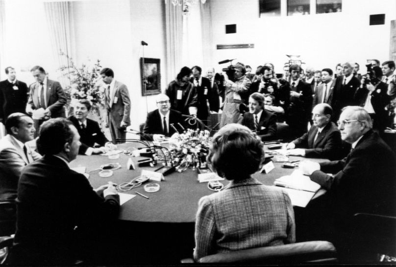 A bonni csúcs 1985-ben: Jacques Delors (háttal), Nakaszone Jaszuhiro, Ronald Reagan, Bettino Craxi, Brian Mulroney, François Mitterrand, Helmut Kohl és Margaret Thatcher