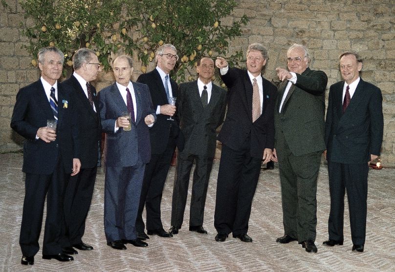 A G7-ek Nápolyban, 1994 júliusában: Murajama Tomicsi, Jacques Delors, François Mitterrand, John Major, Silvio Berlusconi, Bill Clinton, Helmut Kohl és Jean Chretien