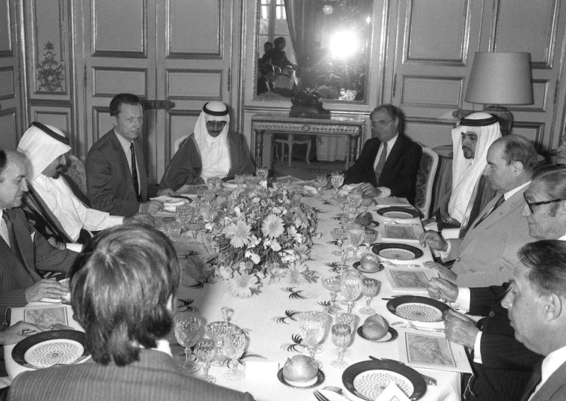 François Mitterrand francia elnök az Élysée-palotában fogadta a katari küldöttséget 1981-ben, Jacques Delors (b3) gazdasági miniszter társaságában