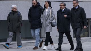 لاعبة كرة القدم الإسبانية جيني هيرموسو، في الوسط، تصل إلى محكمة Audiencia Nacional في مدريد