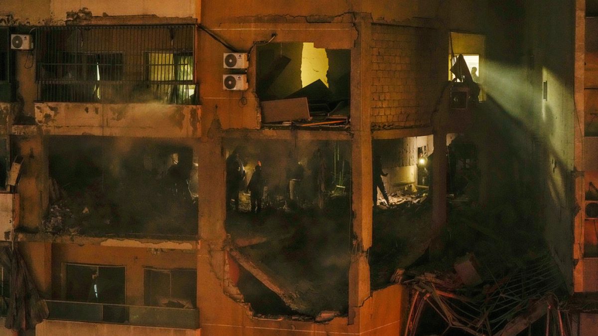Nach einer schweren Explosion in einem südlichen Vorort von Beirut, Libanon, suchen Menschen in einer Wohnung nach Überlebenden.