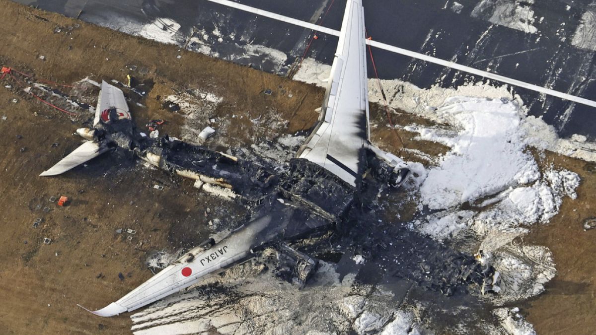 Kaza yapan Japonya Havayolları'na (JAL) ait Airbus (AIR.PA) A350 uçağı 