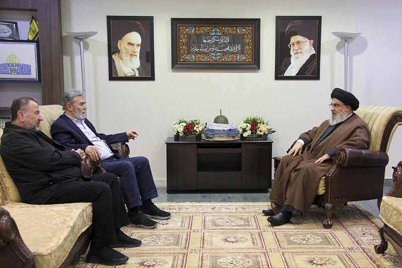عکس آرشیوی از دیدار صالح العاروری، معاون دفتر سیاسی حماس در بیروت و زیاد نخاله، رهبر جهاد اسلامی با حسن نصرالله