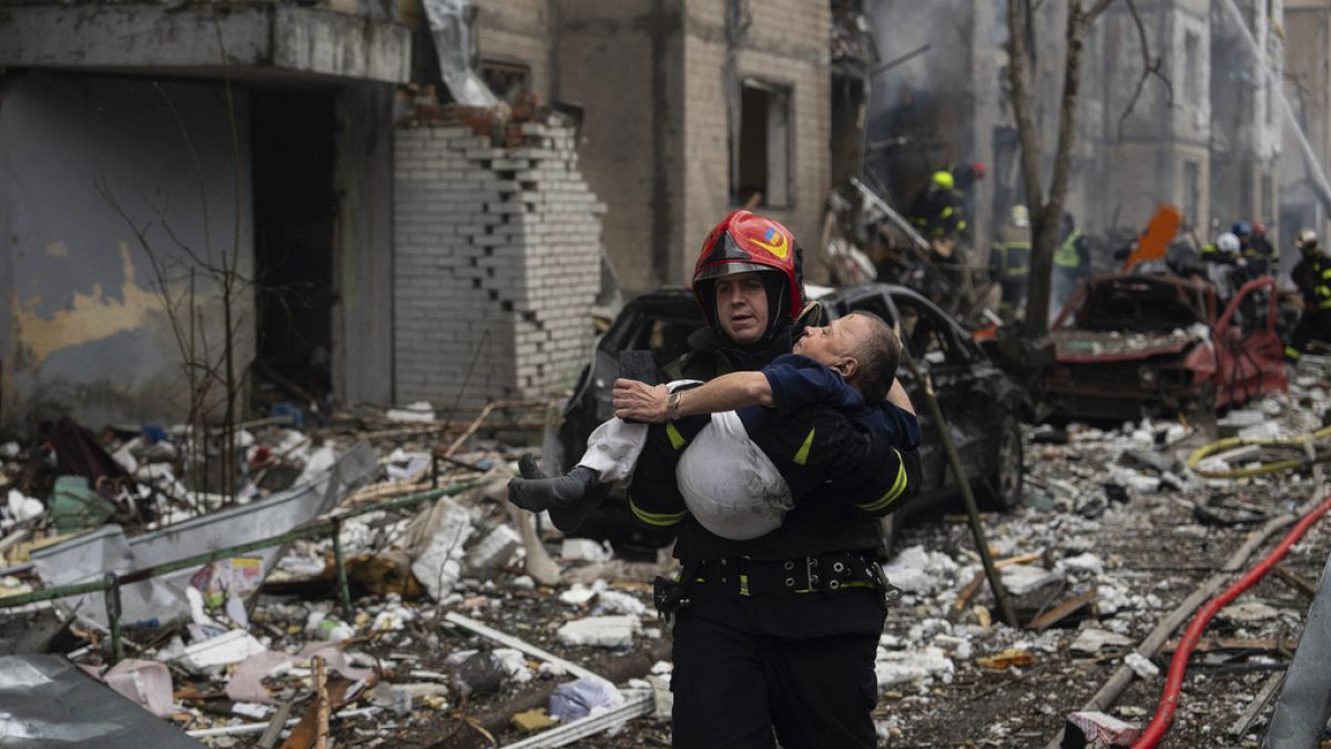 Rescate de vecinos en las afueras de Kiev tras un bombardeo ruso el martes 2 de enero