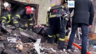 Pompieri rimuovono i detriti causati dai bombardamenti russi