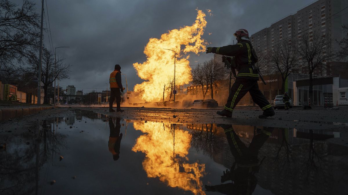 Украинский пожарный тушит огонь после ракетного удара по Киеву. 2 января 2024