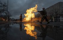 Украинский пожарный тушит огонь после ракетного удара по Киеву. 2 января 2024