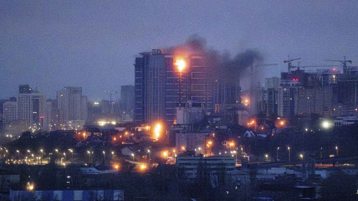 Πυρκαγιά σε πολυώροφο κτίριο του Κιέβου μετά από ρωσική επίθεση