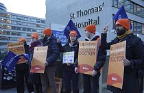 يتظاهر الأطباء المبتدئون وأعضاء الجمعية الطبية البريطانية خارج مستشفى سانت توماس، لندن، 3 يناير 2024،