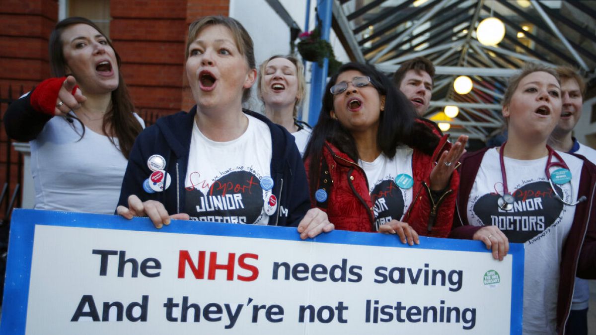 Varios profesionales del sector sanitario protestan por las condiciones salariales de su trabajo en el Sistema Nacional de Salud, NHS, del Reino Unido.