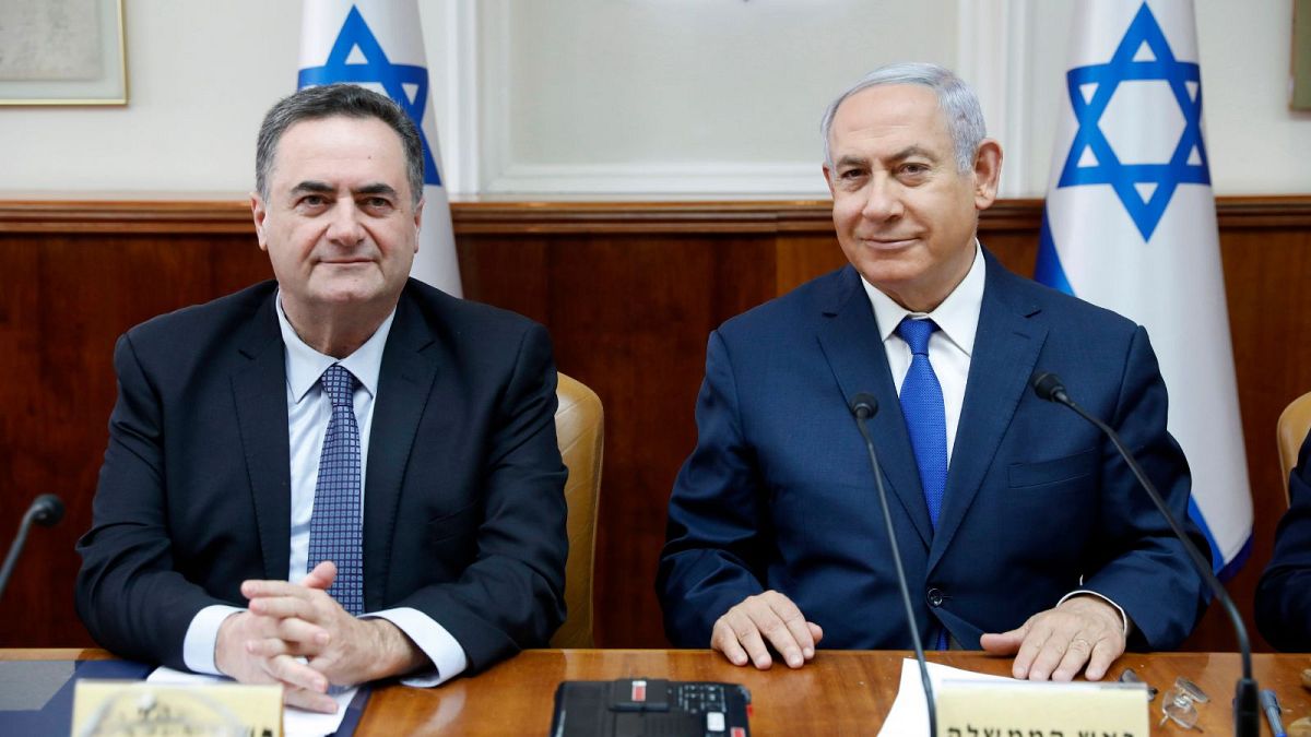 بنیامین نتانیاهو در کنار اسرائیل کاتز در جلسه کابینه در سال ۲۰۱۹