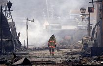 Un pompier traverse les décombres d'un marché incendié suite au tremblement de terre à Wajima, préfecture d'Ishikawa, Japon, mardi 2 janvier 2024.