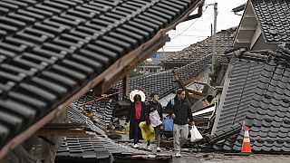 Persone sfollate tra gli edifici crollati a Suzu a causa del terremoto del 1 gennaio, Giappone, 3 gennaio 2024