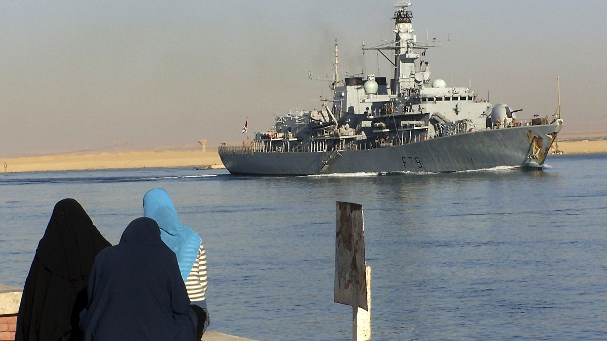 A Brit Királyi Haditengerészet HMS Portland hadihajója a Szuezi-csatornán az egyiptomi Iszmailiában 2008. december 3-án. A kép illusztráció