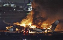 A Japan Airlines kigyulladt gépe a Haneda repülőtér kifutóján